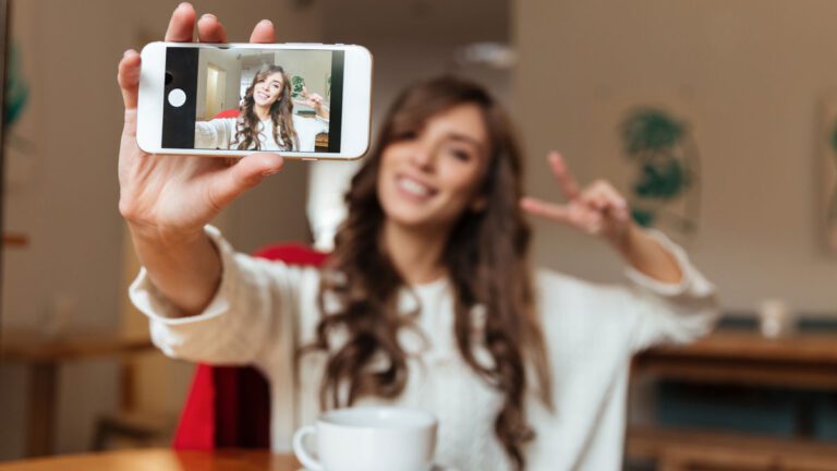 42 mejores poses de selfies para mujeres en casa