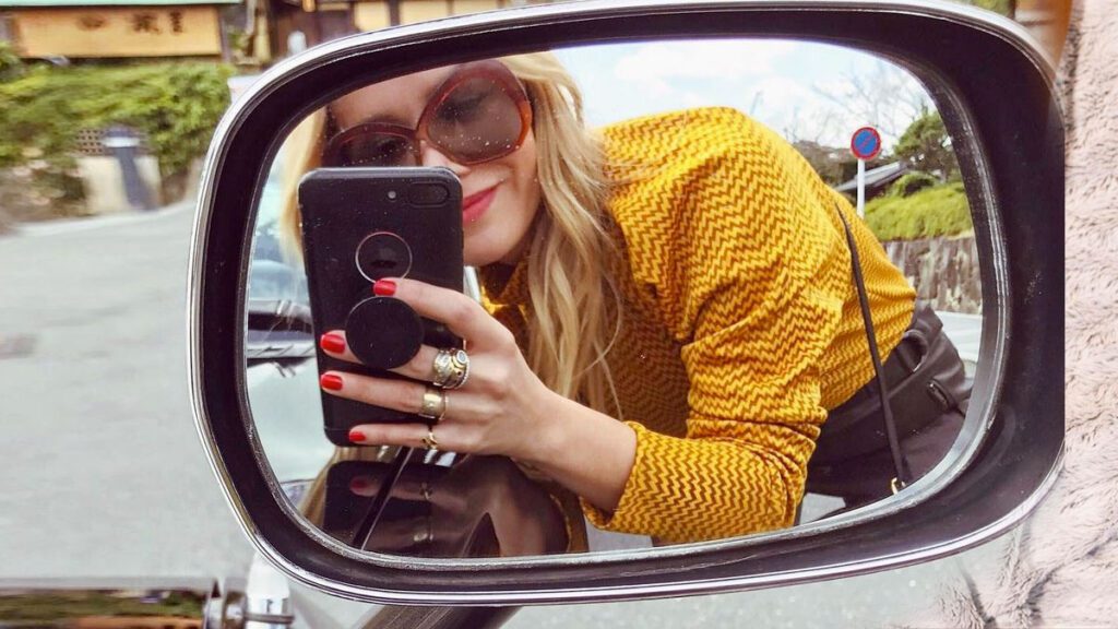 20 consejos y poses para fotos en el espejo con el celular