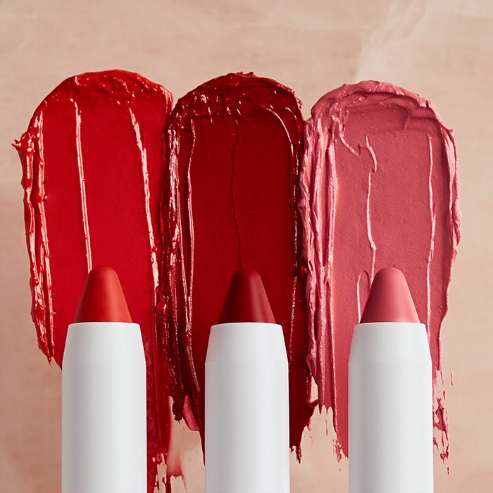 Foto del producto de tres crayones de lápiz labial en diferentes tonos: consejos de fotografía de maquillaje 